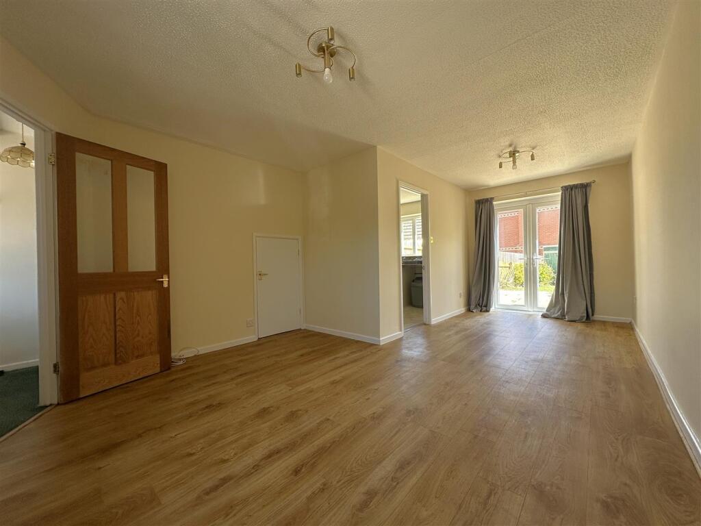 Holmes Close, Chippenham photo 3