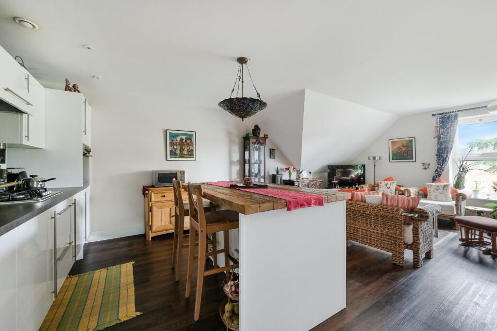 Richmond Crescent, Epsom - View 5