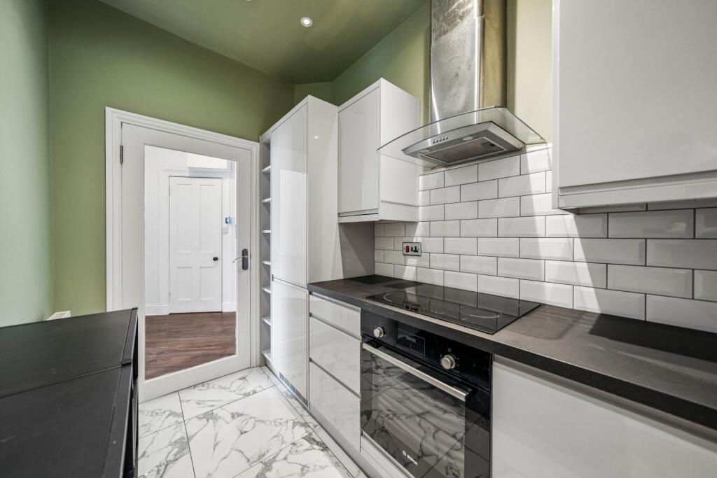 Apartment in Clarkston, Clarkston High Street, Stamperland - View 4