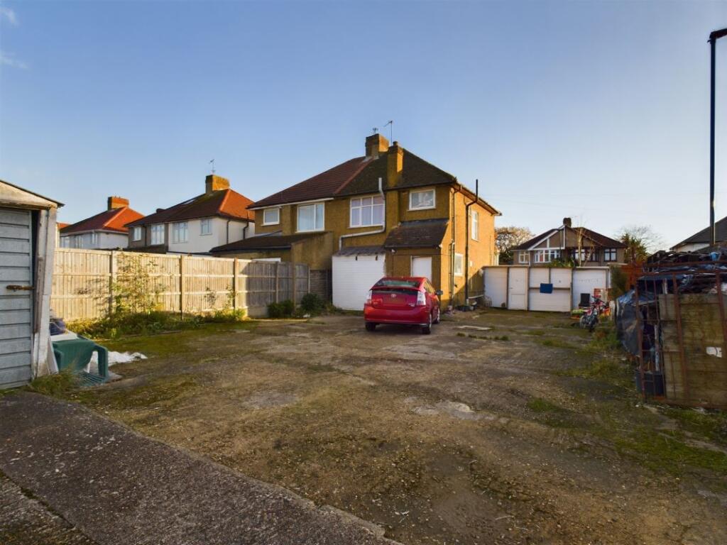 9 Hereford Road, Feltham, Middlesex, TW13 5BP photo 2