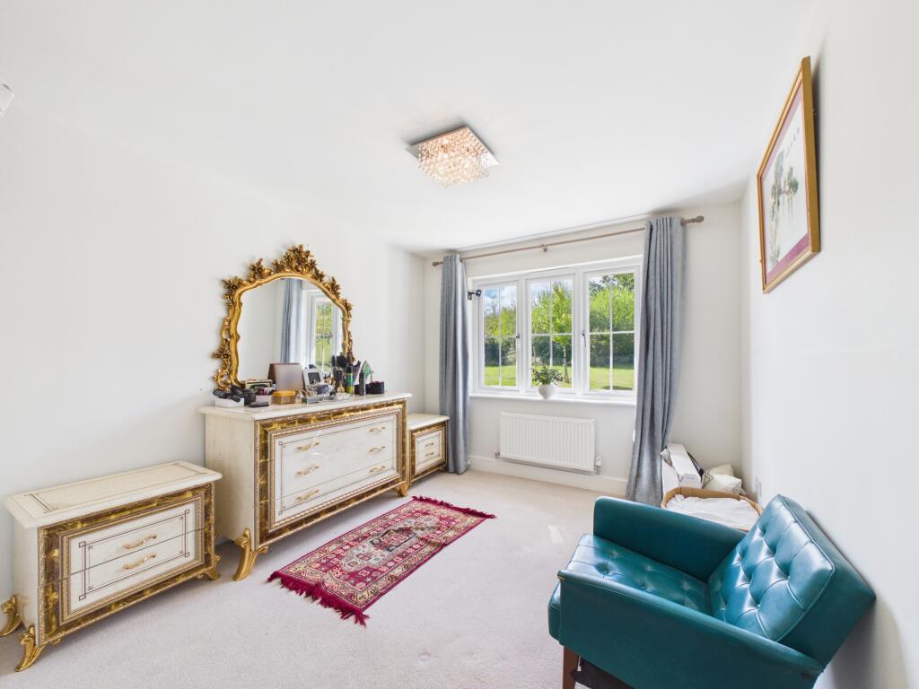 House in Horsham, Andrew's Hill, Billingshurst - More