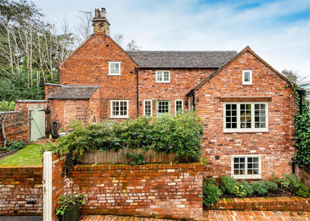 Main image of property: Viewlands Cottage, Wightwick Bank, Wightwick, Wolverhampton, WV6 8DR