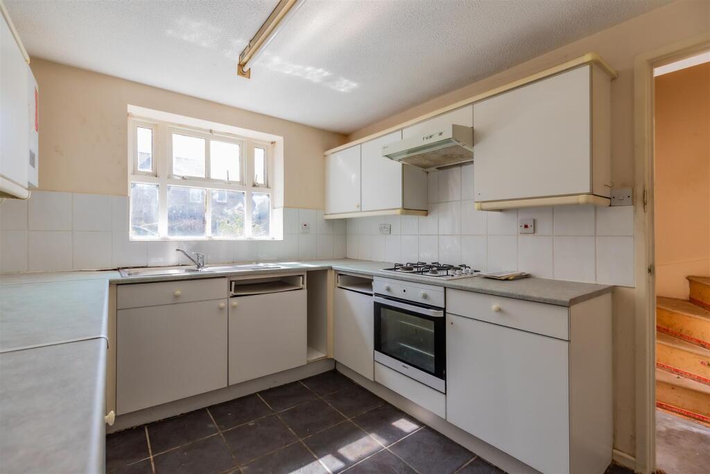House in Cardiff, Grangetown - More