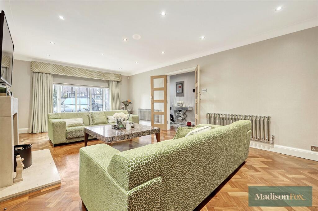 Millwell Crescent, Chigwell, Essex, IG7 – pohled 4