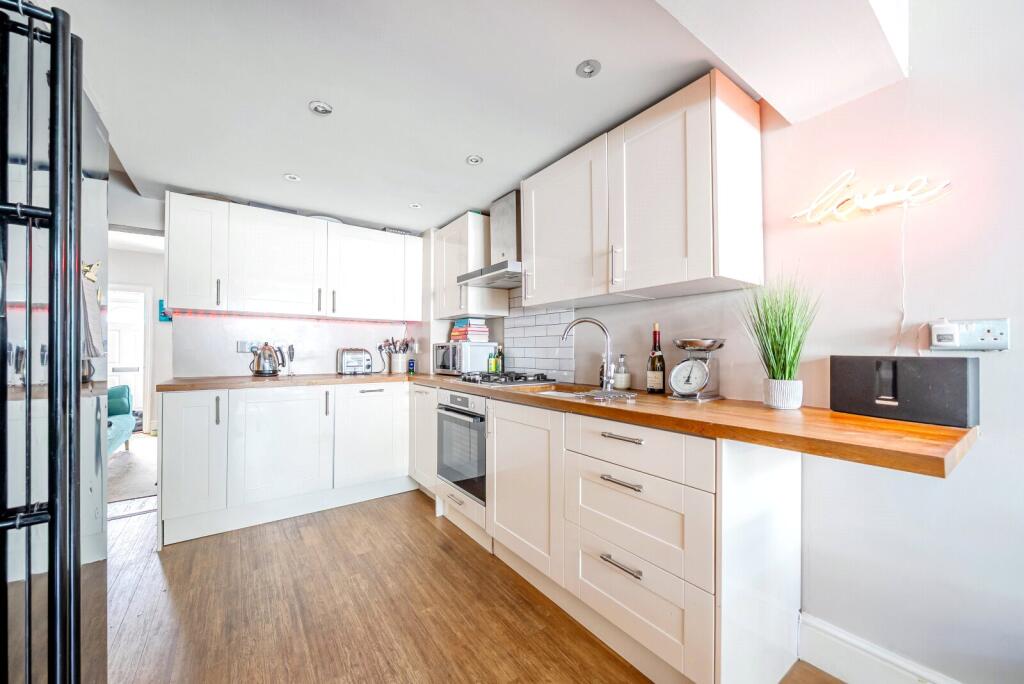 House in London, Royal Borough of Kingston upon Thames - View 3