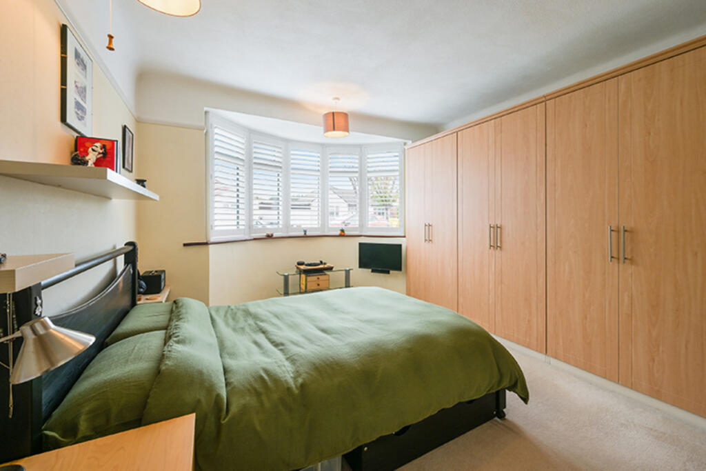 Francis Close, Ewell, KT19 photo 3