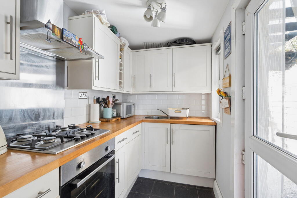 House in Three Rivers, Moneyhill, Mill End - More