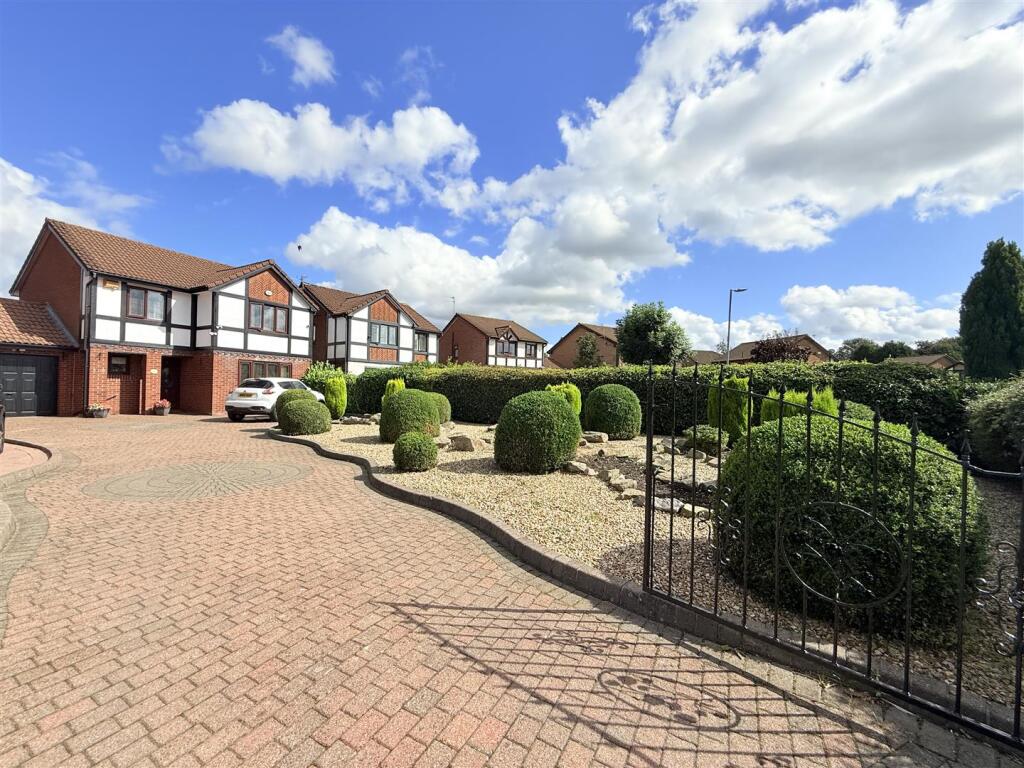4-bed detached on Osprey Close, Dukinfield, £495,000