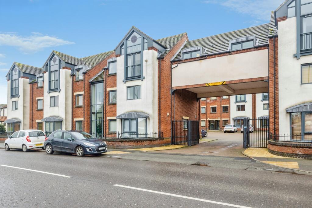 2-bed flat on Lincoln Road, North Hykeham, Lincoln, £125,000