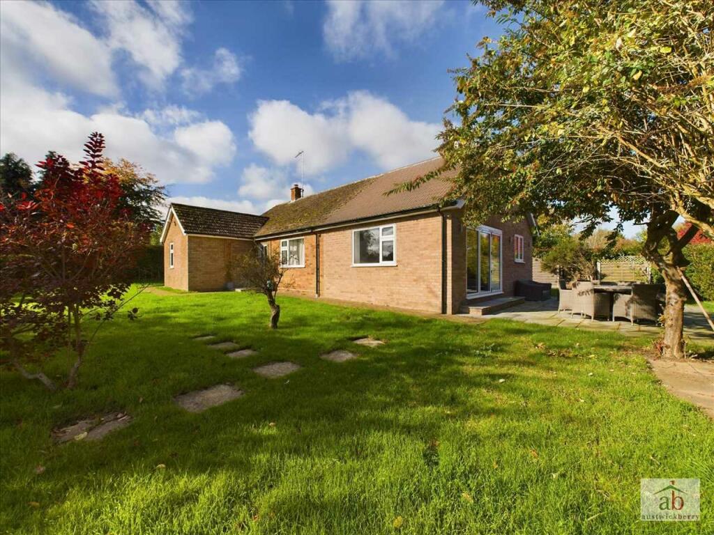 3-bed bungalow on Aberfeldy, Great Bealings, £575,000