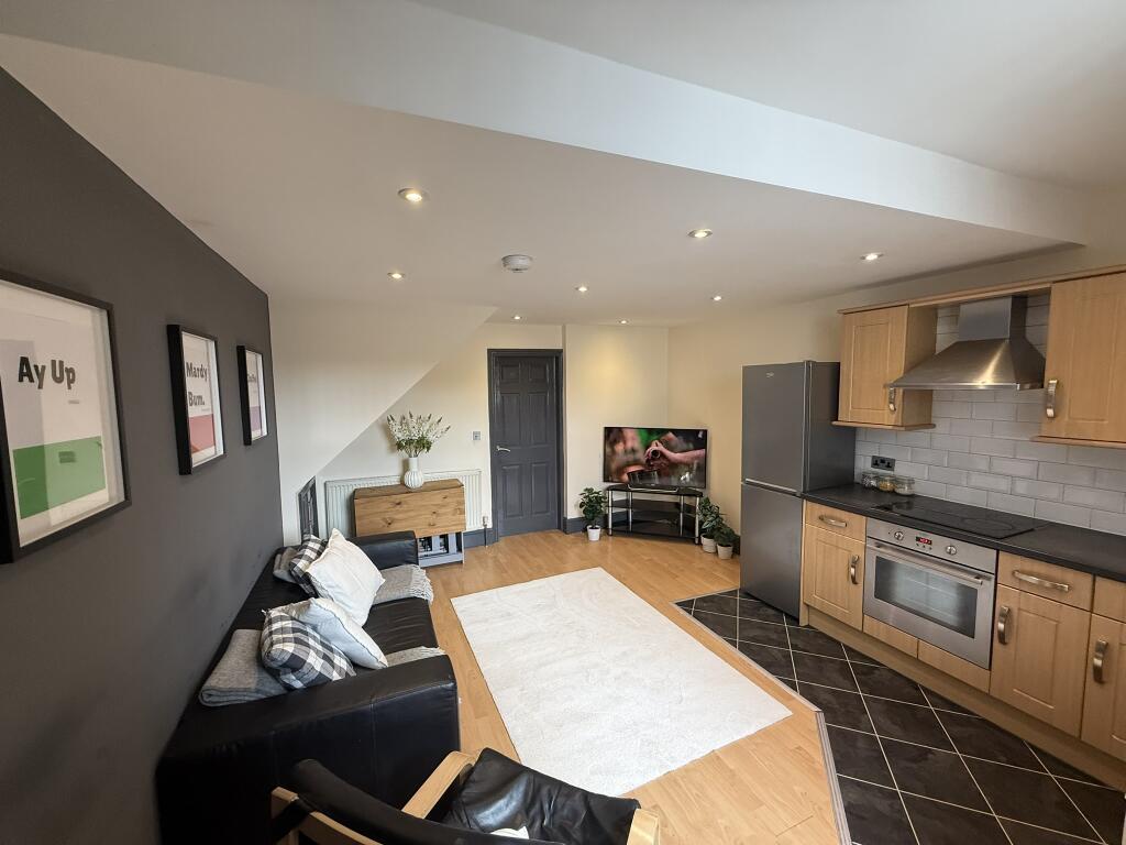 Main image of property: 353A Ecclesall Road - STUDENT PROPERTY- Available now