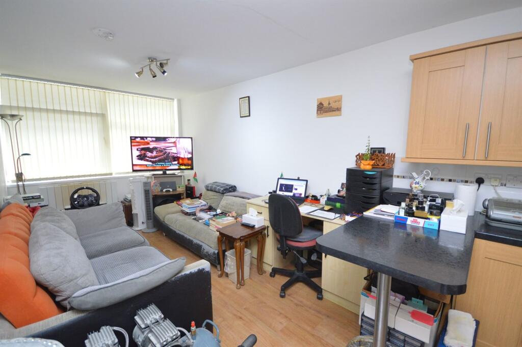 Kingsleigh Road, Stockport, SK4 photo 2