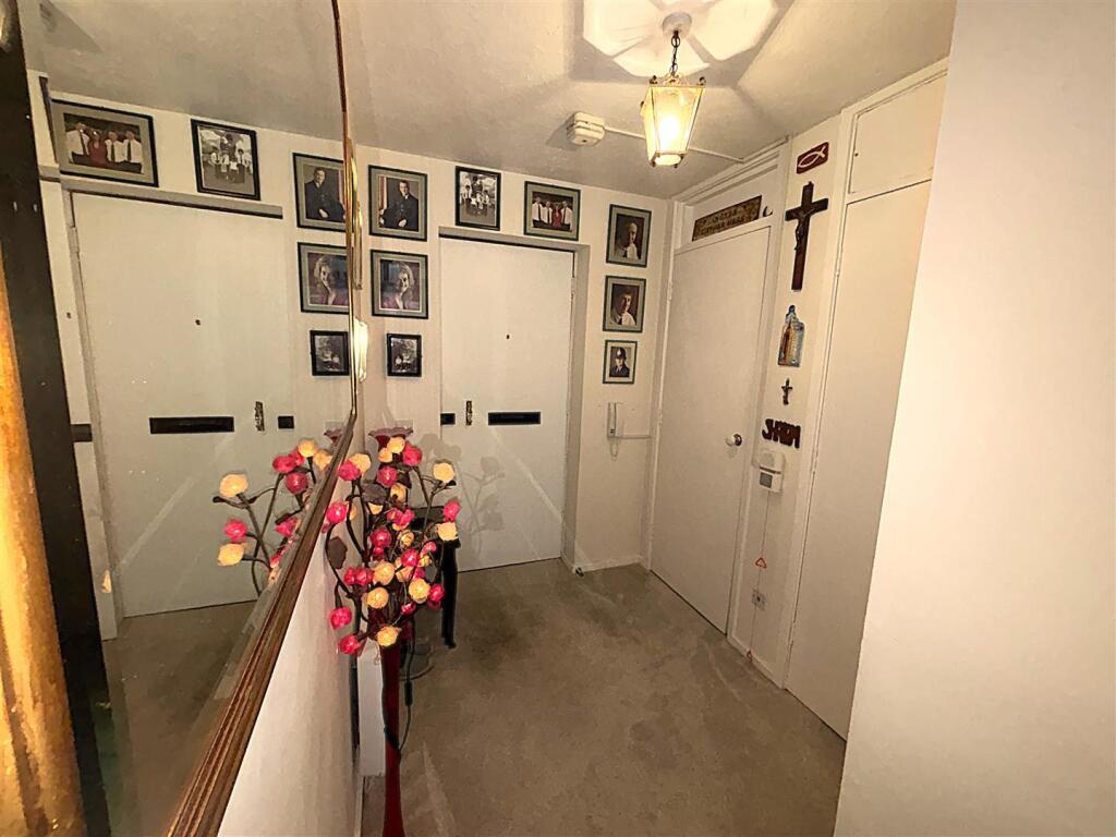 Apartment in London, London Borough of Bromley - View 5