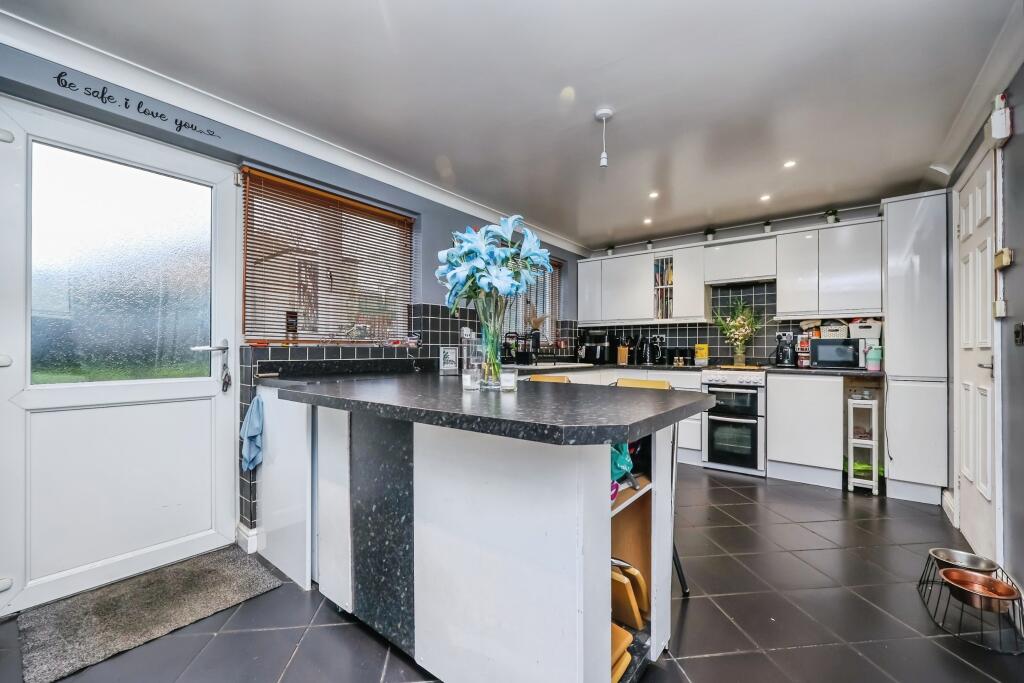 Main image of property: Hillgrove Gardens, Nottingham, NG5