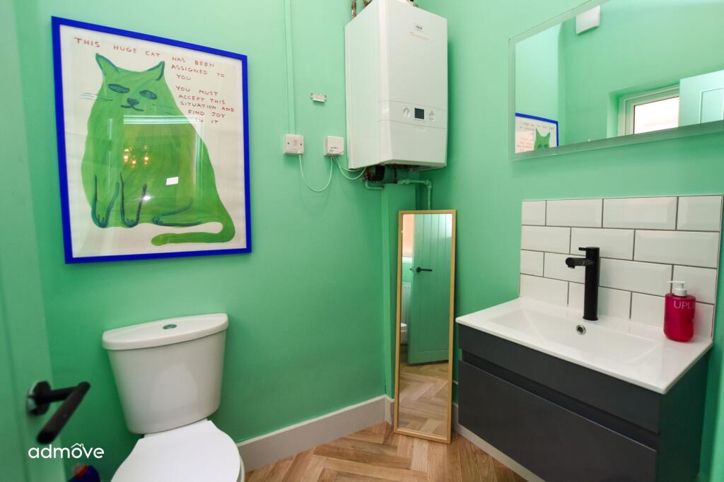 House in Trafford, Broadheath - More