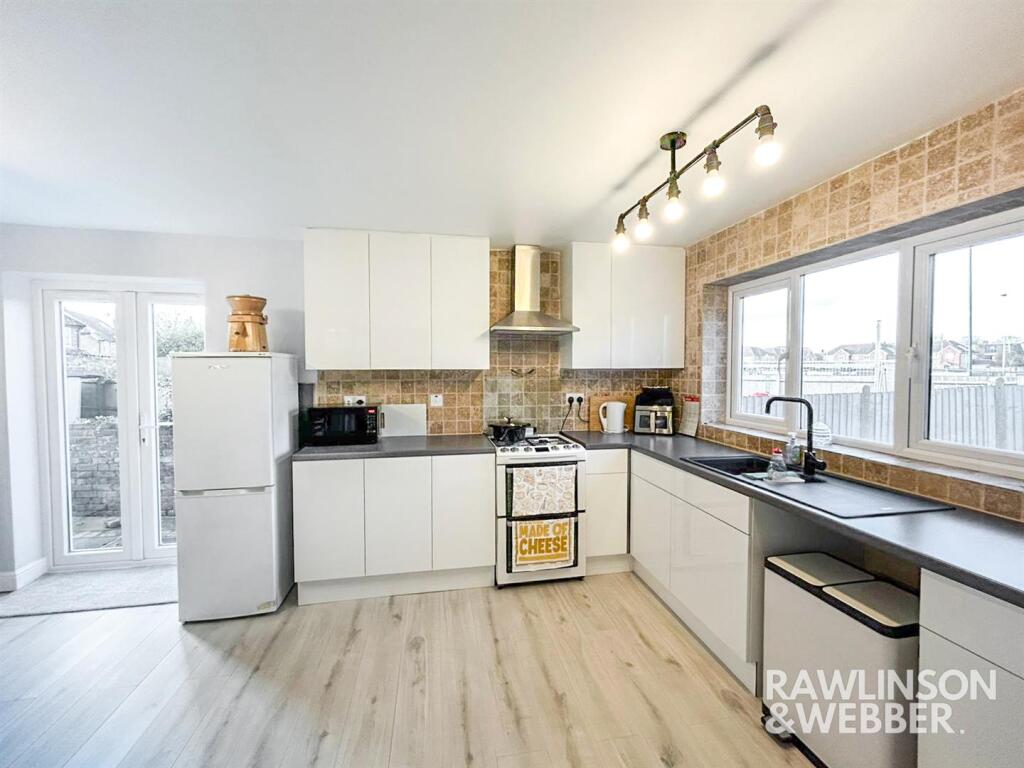 Grange Close, West Molesey photo 3