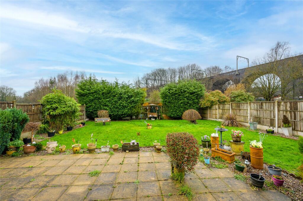 Viaduct Drive, Dunstall Park, Wolverhampton, West Midlands, WV6 photo 4