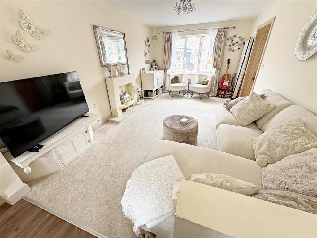 Horseshoe Close, Scartho, Grimsby, N.E. Lincs, DN33 3BA photo 2