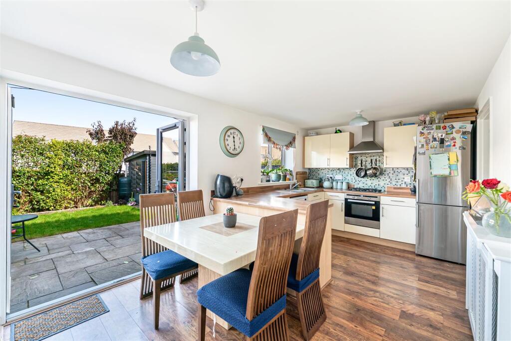 Mosquito End, Weston-Super-Mare - SPACIOUS DETACHED HOME - View 2