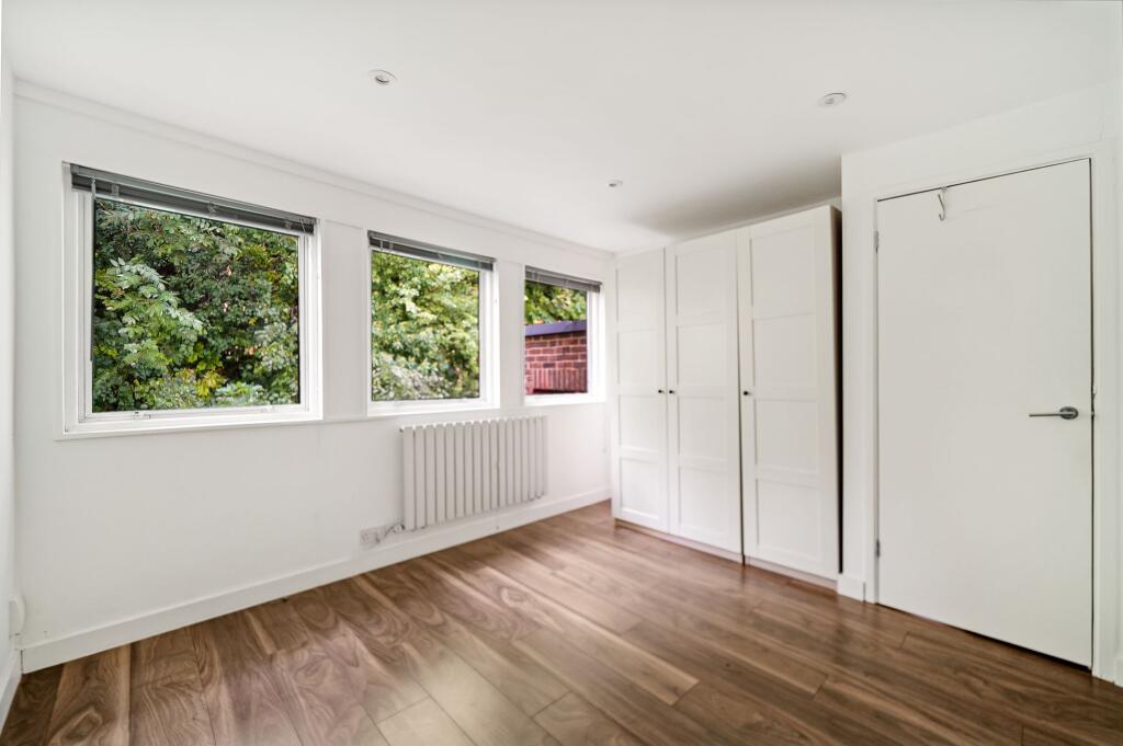 Apartment in Croydon - More