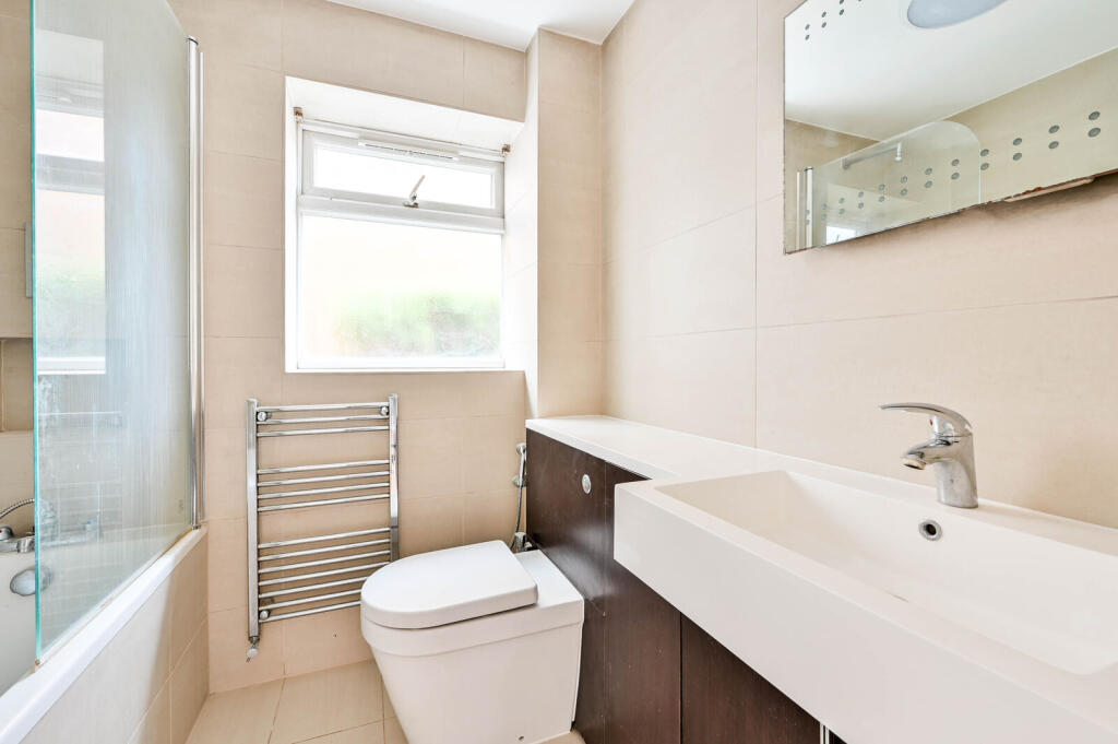 Apartment in Kingston upon Thames - View 4