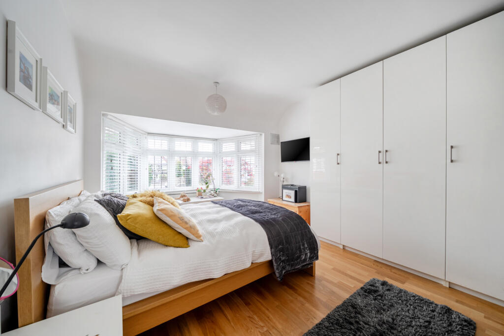 House in London, Royal Borough of Kingston upon Thames - More