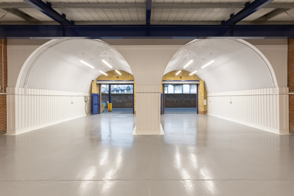 An empty arch with white lining, made up of two interlinked arches.