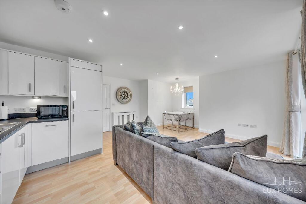 Apartment in London, Ardleigh Green - View 5
