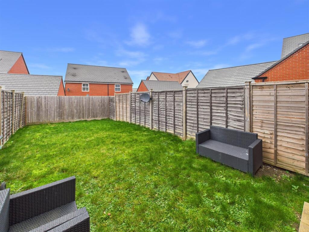 Nightingale Close, Hardwicke, Gloucester photo 3