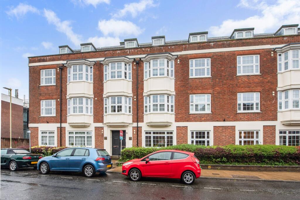 2-bed flat on Swan Street, Petersfield, Hampshire, £275,000