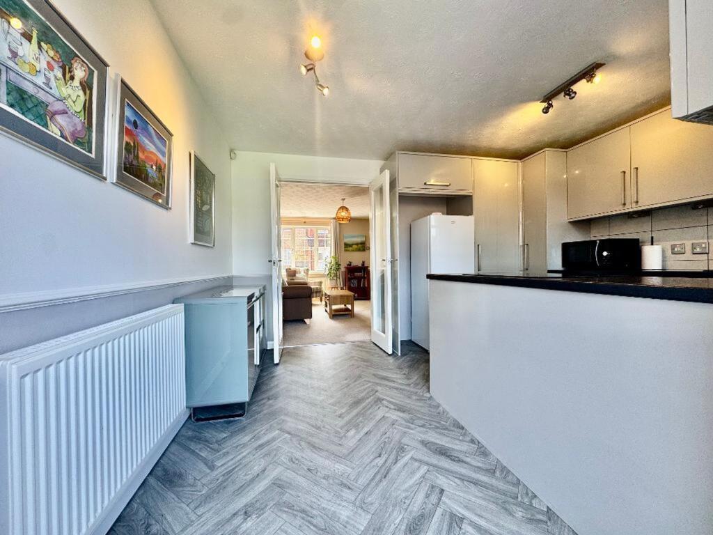 Renshaw Close, Luton, LU2 photo 3