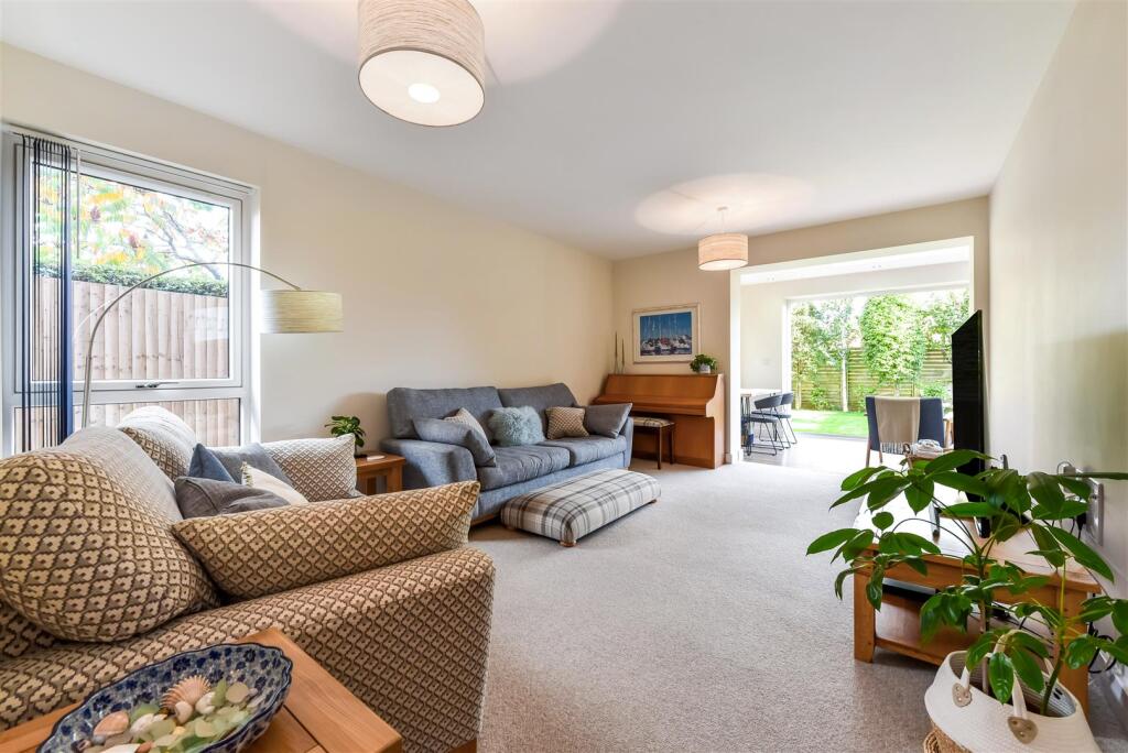 12, Windmill Close, Chichester photo 4