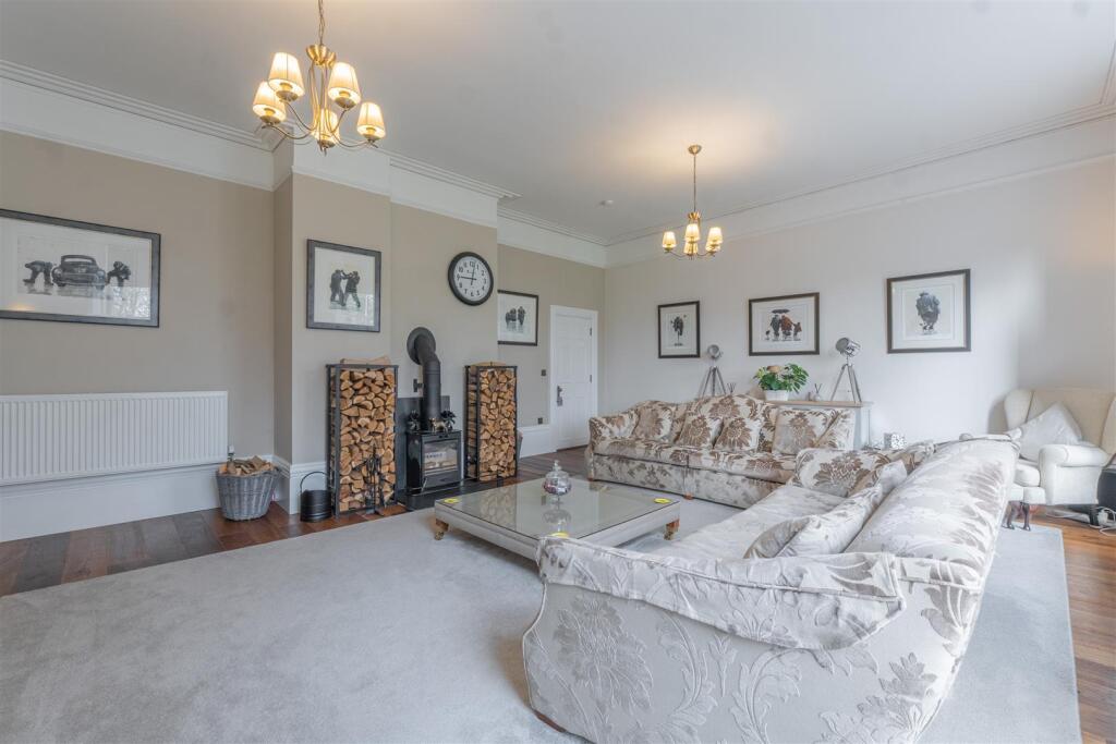 Broadfield House, Compton Drive, Kingswinford photo 4