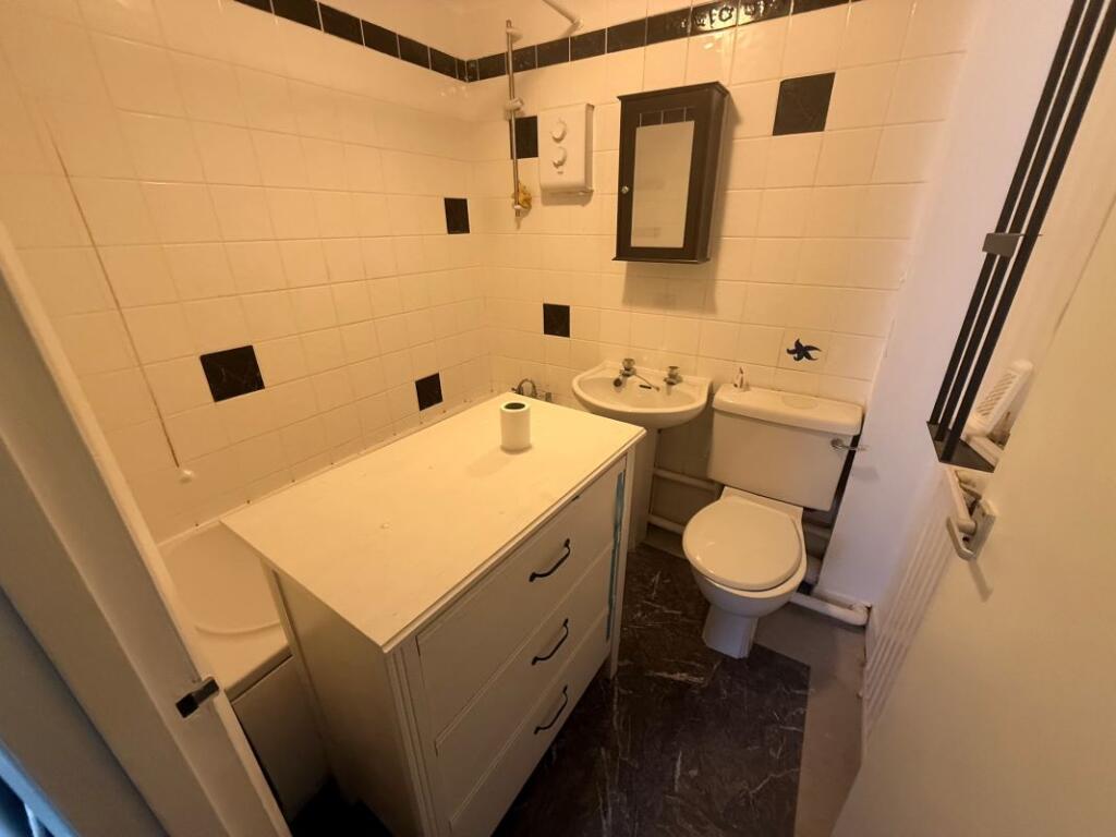 Apartment in Southend-on-Sea - More