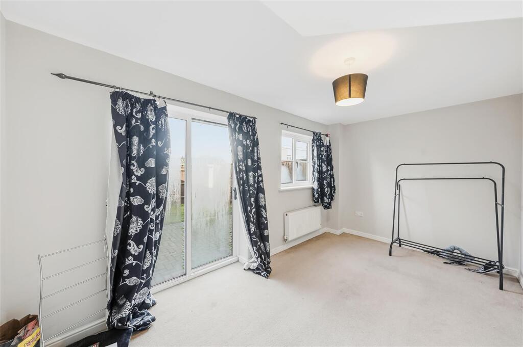 Whitfield Crescent, Dartford photo 4
