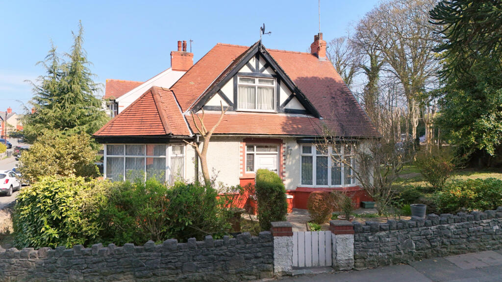 3-bed detached on Abergele Road,  Colwyn Bay, LL29, £260,000