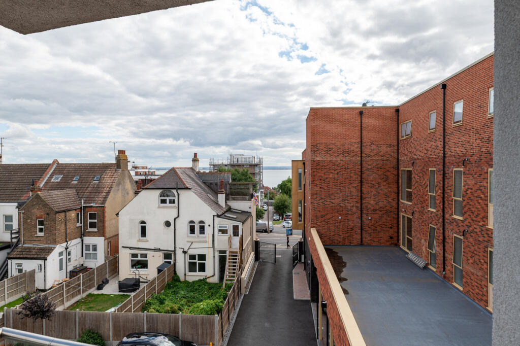Apartment in Southend-on-Sea - More