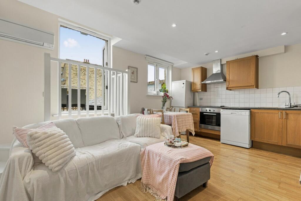 Rush Hill Mews, London, SW11 photo 2