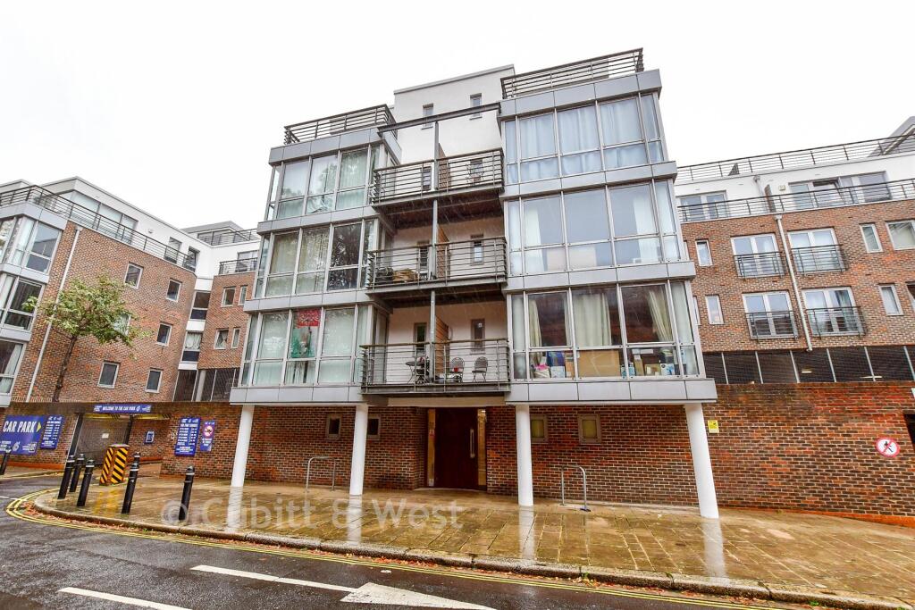 1-bed flat on Admiralty Road, Portsmouth, Hampshire, £155,000
