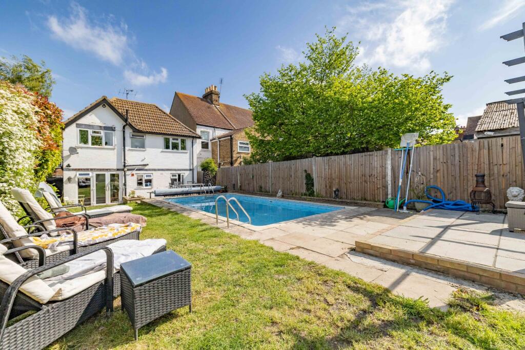 Main image of property: London Road, Teynham, Sittingbourne, Kent, ME9