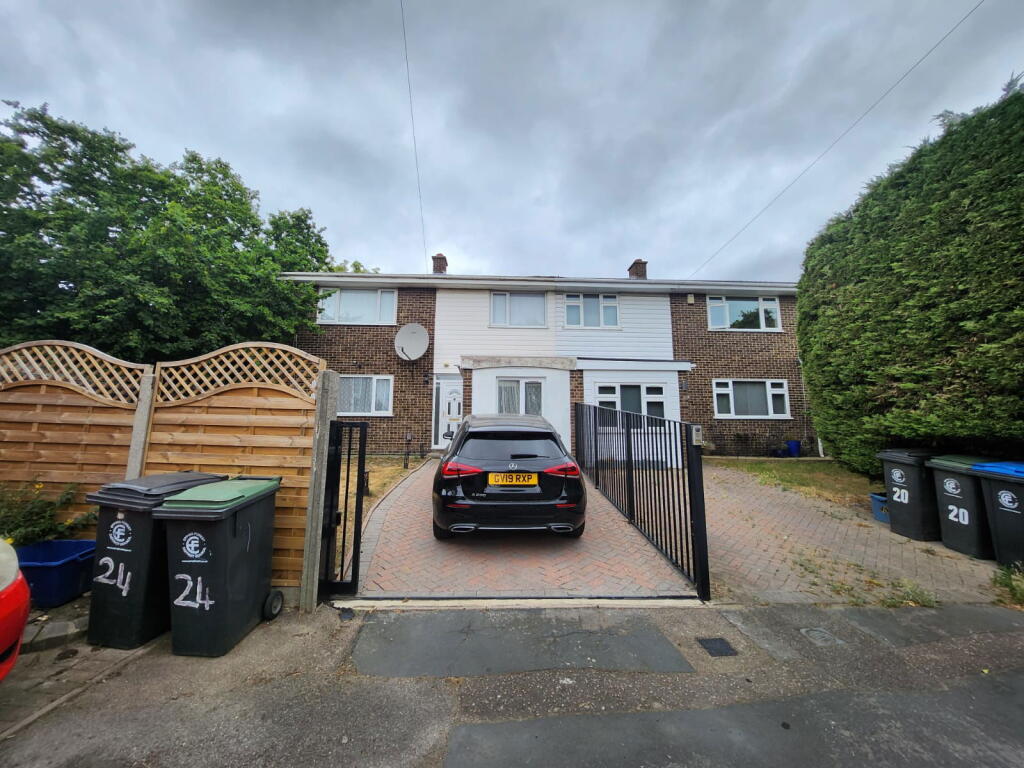 Main image of property: 22 Clayside, Chigwell, IG7