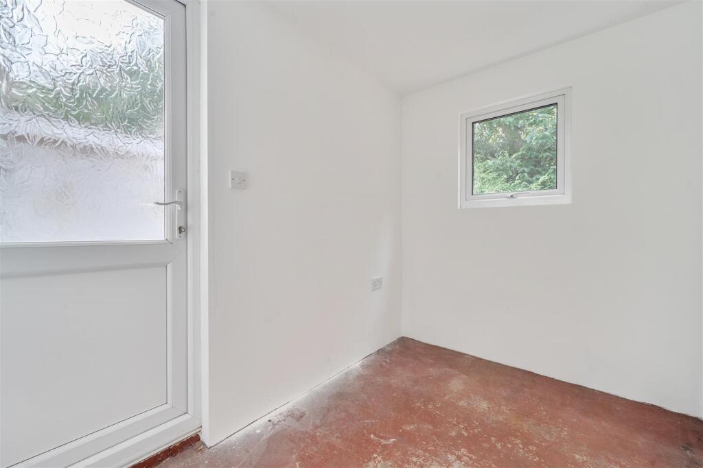 House in Crowthorne, Bracknell Forest - More