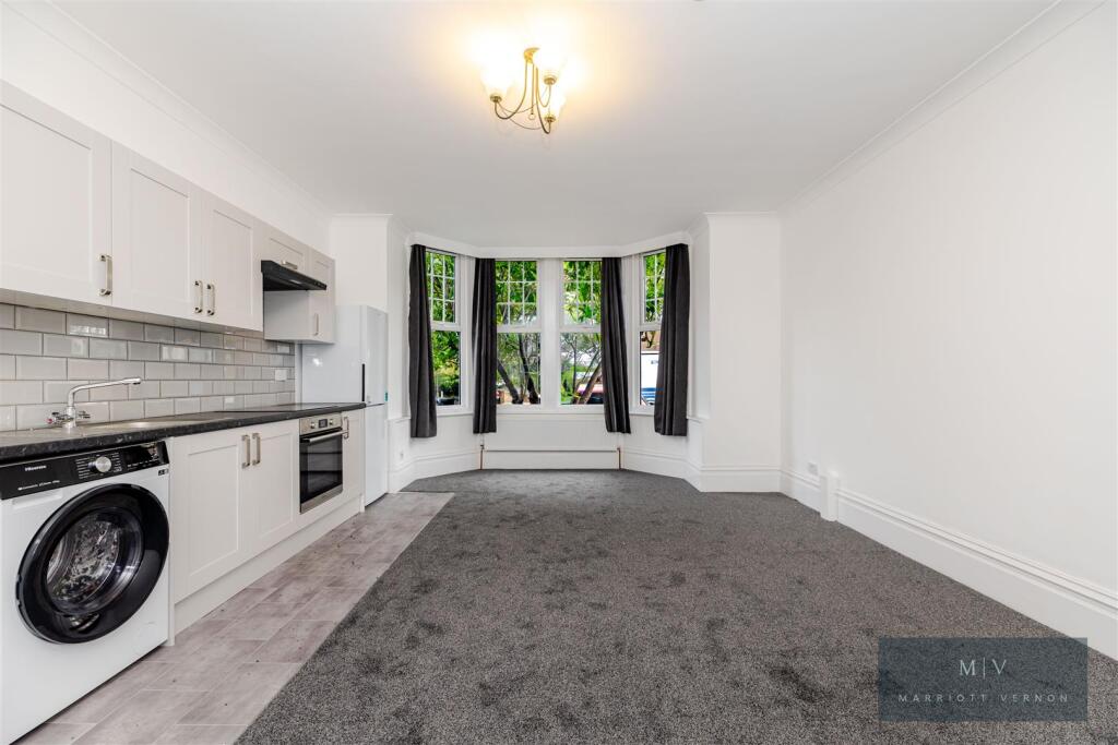 Apartment in Croydon - More