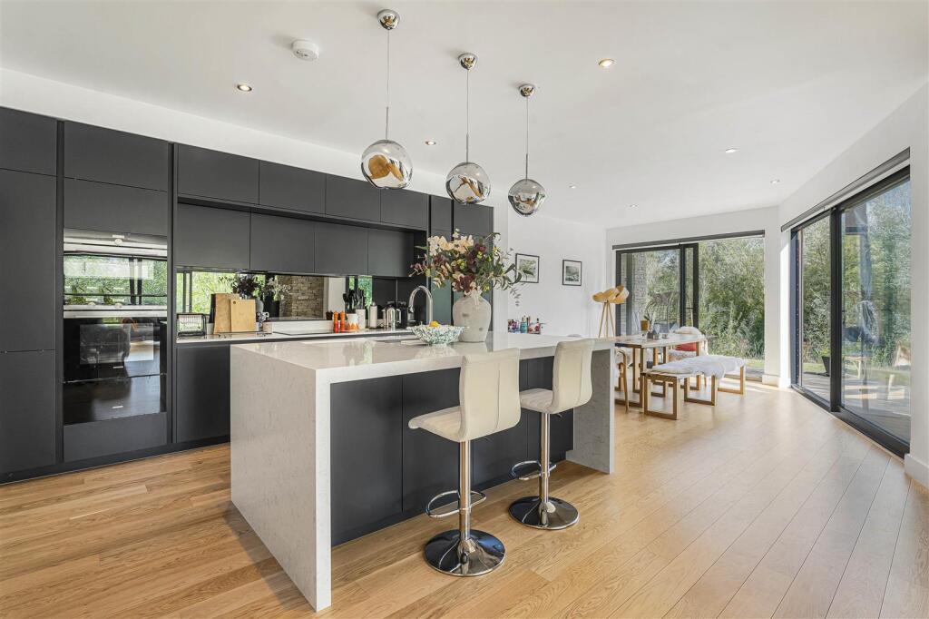 House in Gloucester - View 5