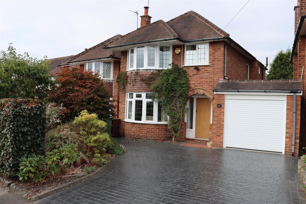 3-bed detached on Millfield Avenue, Pelsall, £319,950