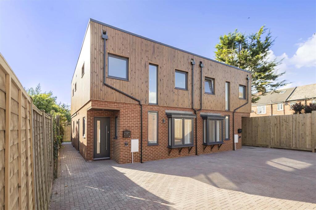 Main image of property: Pavilion Road, Worthing BN14 7EF