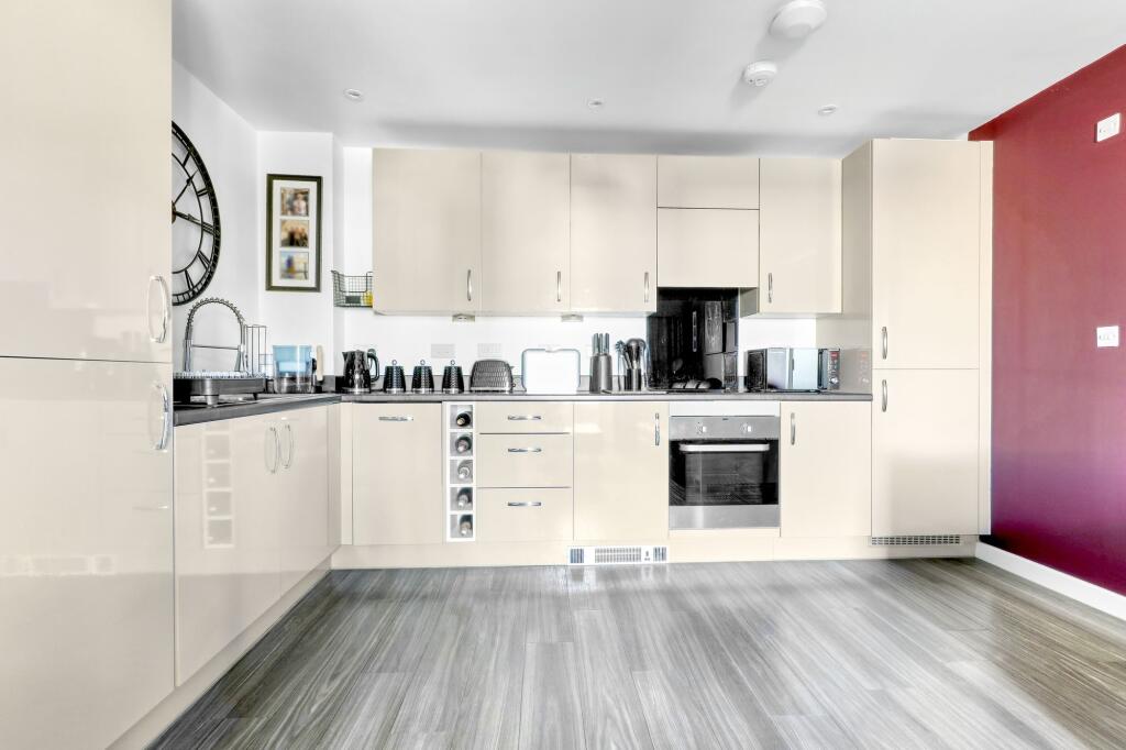 Apartment in East Hertfordshire, Ware - View 4
