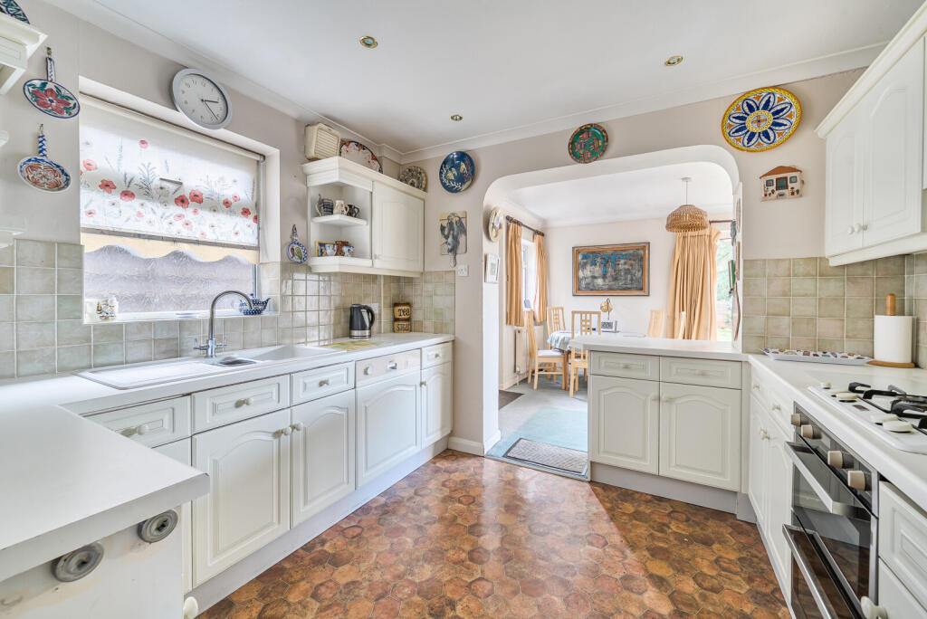 Matthew Arnold Close, Cobham, KT11 photo 4