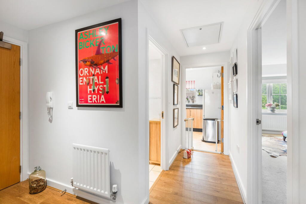 Apartment in Horsham, West Sussex - More