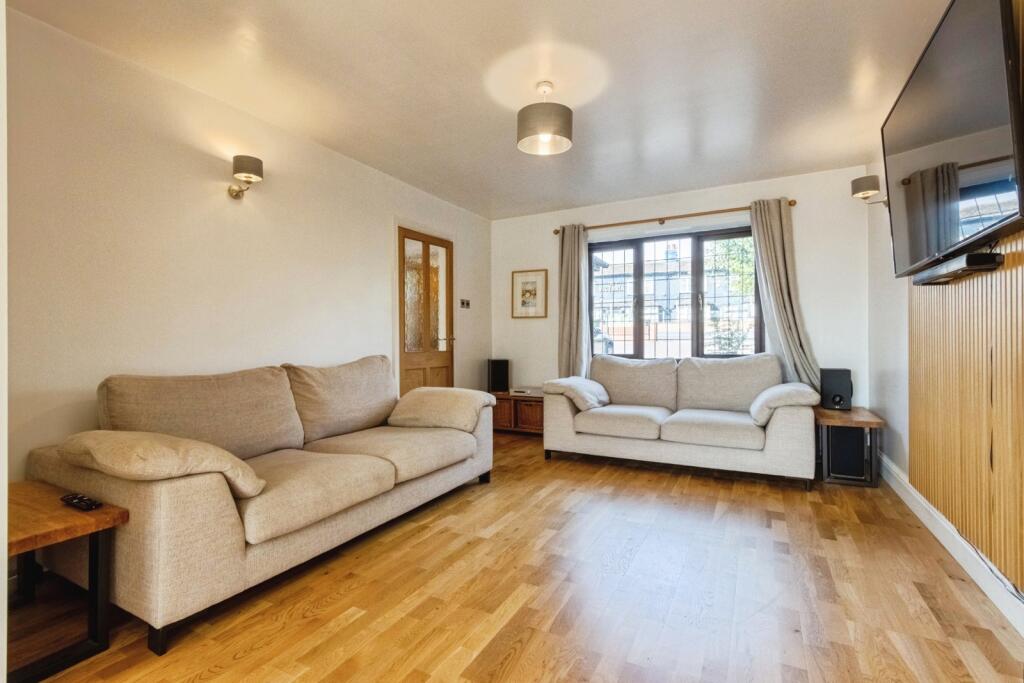 House in Wakefield, Outwood - View 2